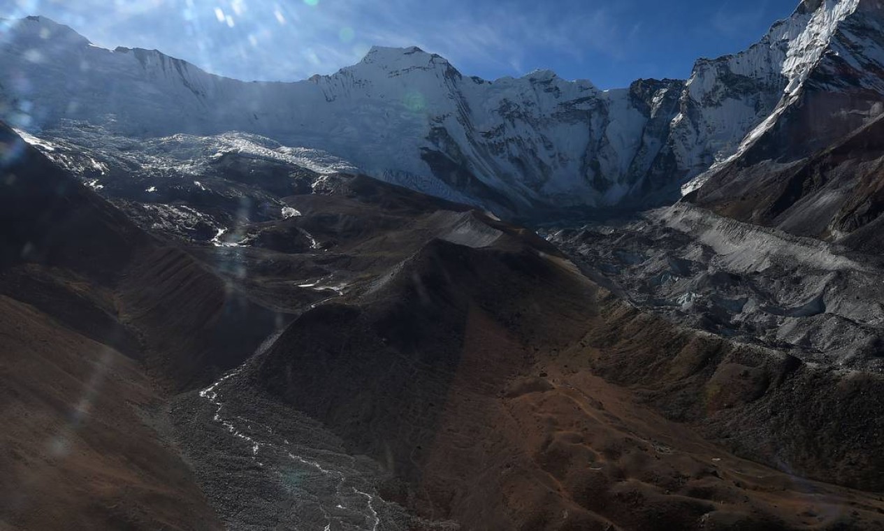 Geleira na região do Everest, no Nepal, no distrito de Solukhumbu, a 140 km a nordeste de Katmandu. As montanhas devem perder uma parcela significativa de sua cobertura de neve, com impactos significativos na agricultura, no turismo e no suprimento de energia Foto: PRAKASH MATHEMA / AFP
