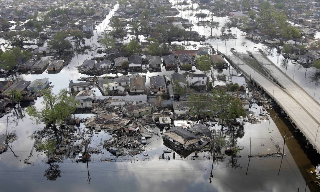 Áreas da Nona Ala, em Nova Orleans, inundadas após os furacões Katrina e Rita. O aumento do nível do mar pode deslocar 280 milhões de pessoas em um cenário otimista de um aumento de 2°C na temperatura global em comparação com a era pré-industrial. Com um aumento previsível da frequência de ciclones, muitas megacidades costeiras, bem como pequenas nações insulares, seriam inundadas todos os anos a partir de 2050 Foto: ROBYN BECK / AFP