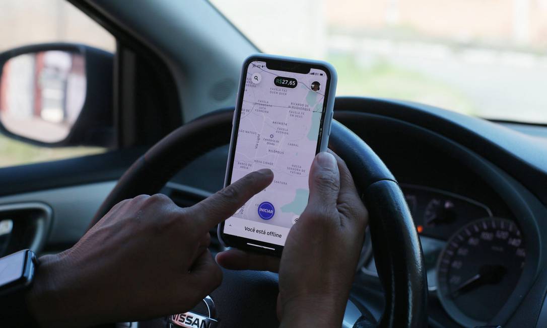 O prefeito Marcelo Crivella cria uma espécie de código disciplinar para os motoristas de aplicativos, como Uber e 99 Foto: Cléber Júnior / Agência O Globo - 15/04/2019