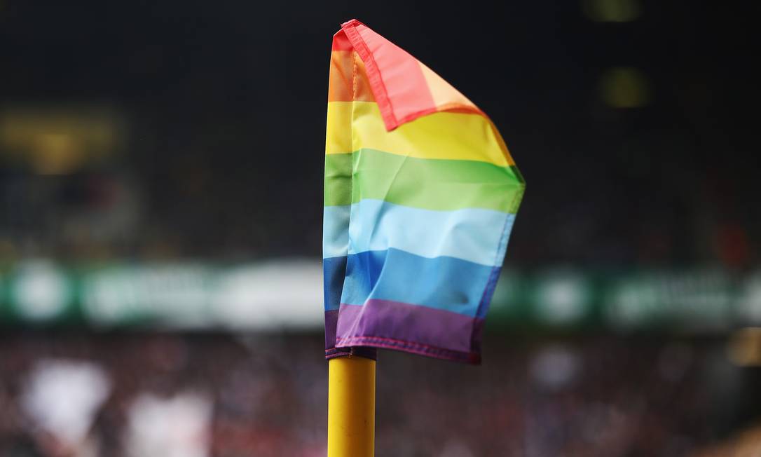 Bandeira LGBT em estádio de futebol Foto: Alex Grimm / Bongarts/Getty Images