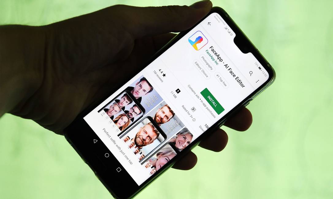 This illustration picture shows FaceApp application displayed on the screen of a smartphone. - The chart-topping Russian-made application FaceApp, which allows millions of users to see how they will look as they age, finds itself in the eye of a political storm in the United States, with one senator urging an FBI investigation into its "national security and privacy risks". (Photo by Kirill KUDRYAVTSEV / AFP) Foto: KIRILL KUDRYAVTSEV / AFP