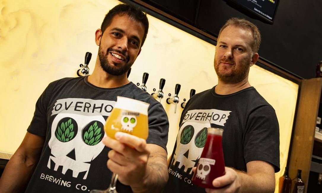 Flavio Baruffaldi e Marcello Falbo são sócios do bar OverHop, cerveja que começou sem pretensão com amigos Foto: Roberto Moreyra