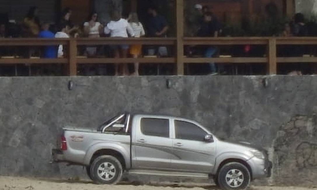 Flagra. Carro na areia de Itaipu Foto: Reprodução/Internet