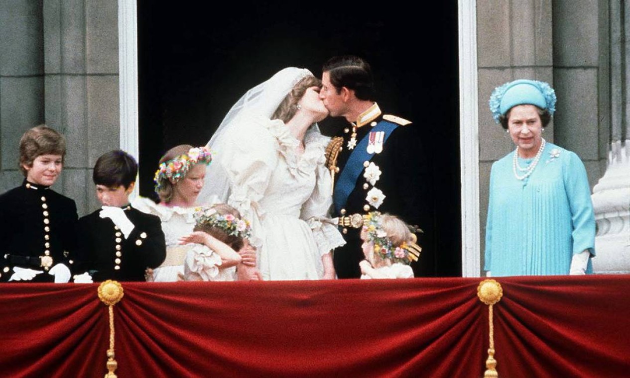 O beijo de Diana e Charles. À direita, a rainha Elizabeth II Foto: Tim Graham / Tim Graham Photo Library via Get