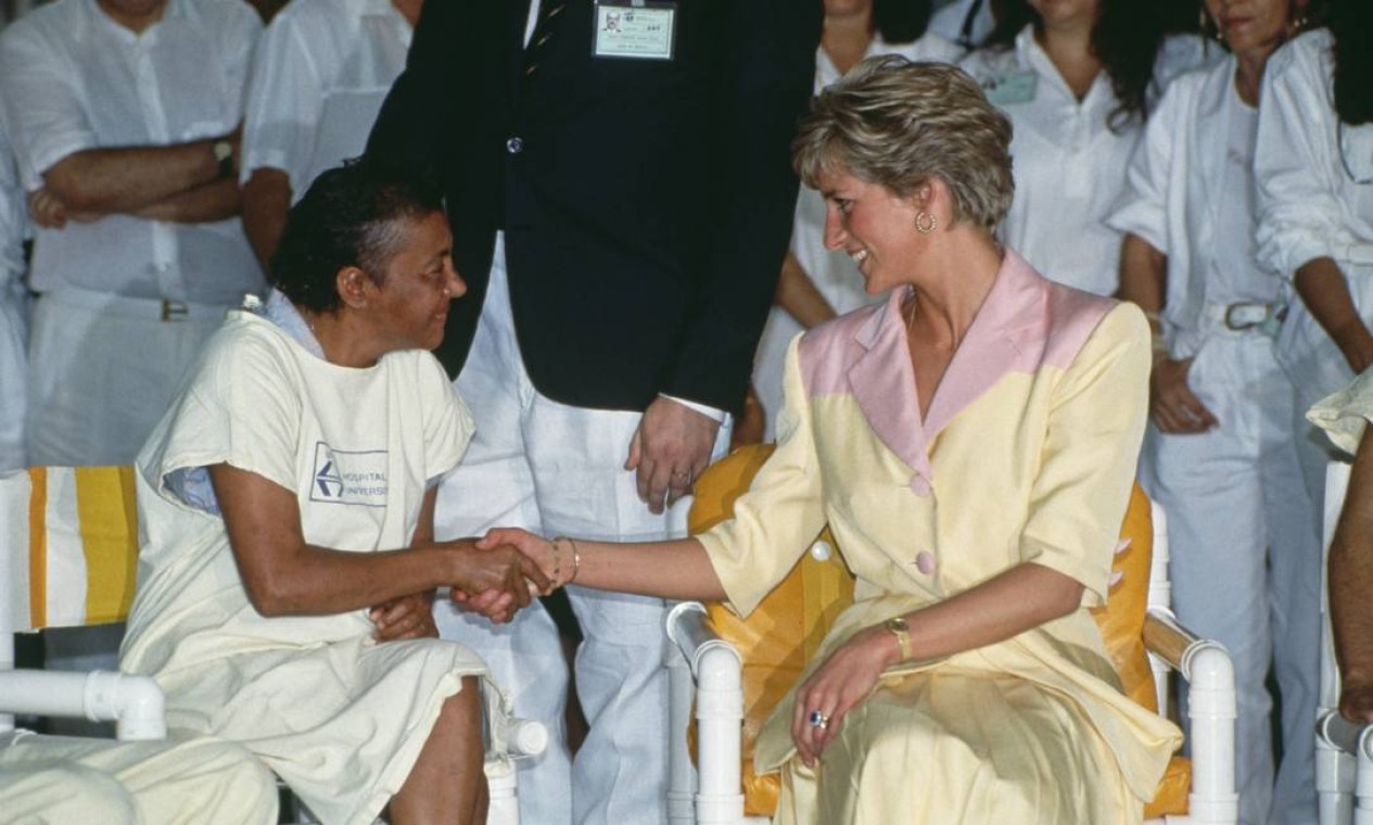 Aqui, Diana no Rio, em 1991, visitando pacientes HIV positivo Foto: Tim Graham / Tim Graham Photo Library via Get