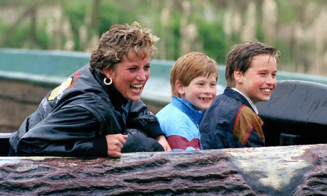 Em 31 de agosto de 1997, a princesa Diana morreu depois de sofrer um acidente de carro em Paris. No dia em que sua morte completa 22 anos, relembramos seus momentos mais icônicos, como este ao lado dos filhos, os príncipes William e Harry (ao centro) Foto: Julian Parker / UK Press via Getty Images
