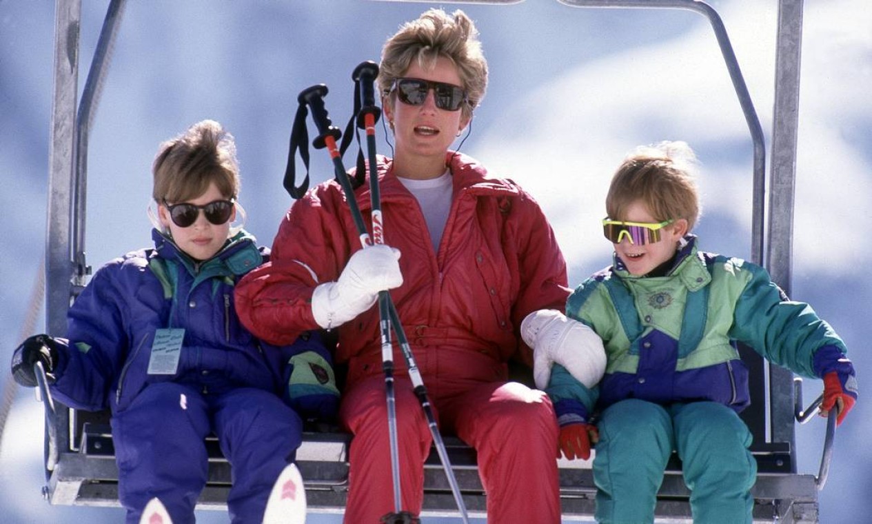 Com os filhos num momento na neve: eles adoravam esquiar juntos Foto: Princess Diana Archive / Getty Images