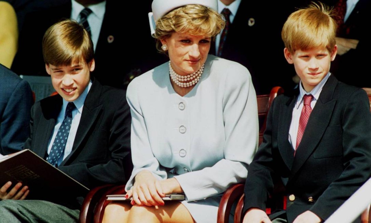 Diana entre Harry (à direita) e William Foto: Anwar Hussein / Getty Images