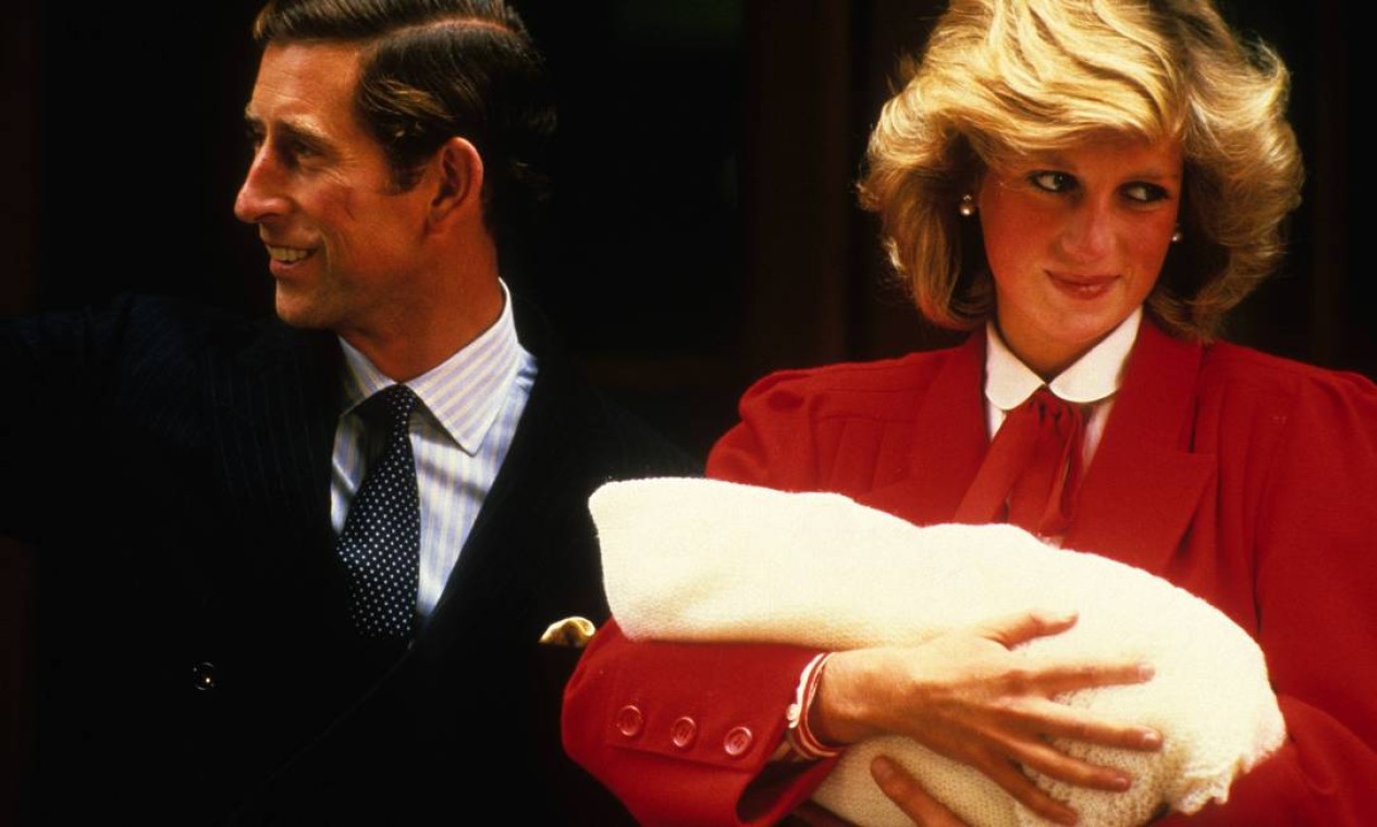Em 1984, Diana, ao lado do príncipe Charles, deixando o hospital com Harry nos braços Foto: John Shelley Collection/Avalon / Getty Images
