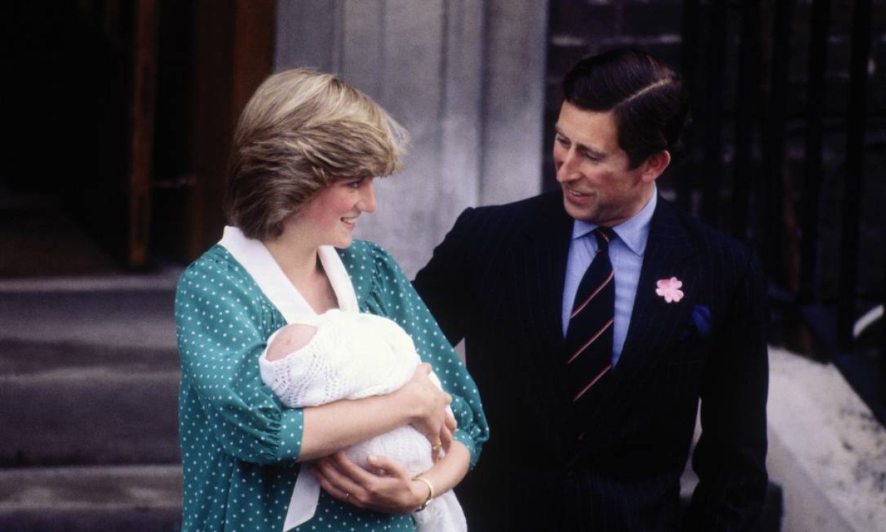 Em 1982, Diana, ao lado do príncipe Charles, com William nos braços Foto: David Levenson / Getty Images