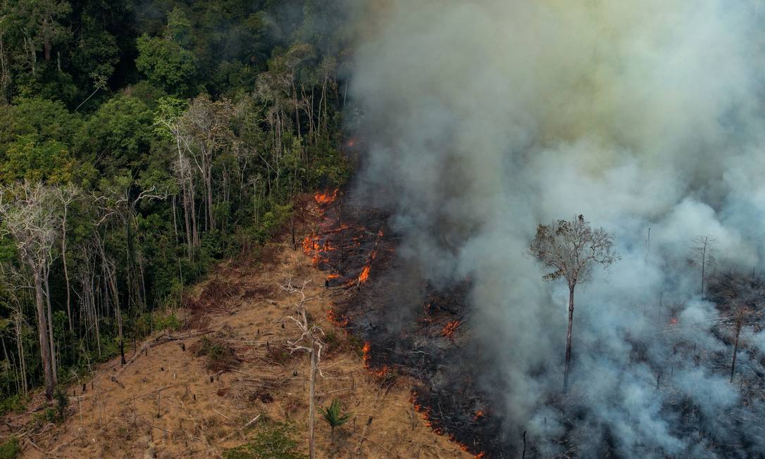 Incêndio em área de floresta localizada em Candeias do Jamari, nos arredores de Porto Velho (RO), em 24 de agosto Foto: Victor Moriyama / AFP