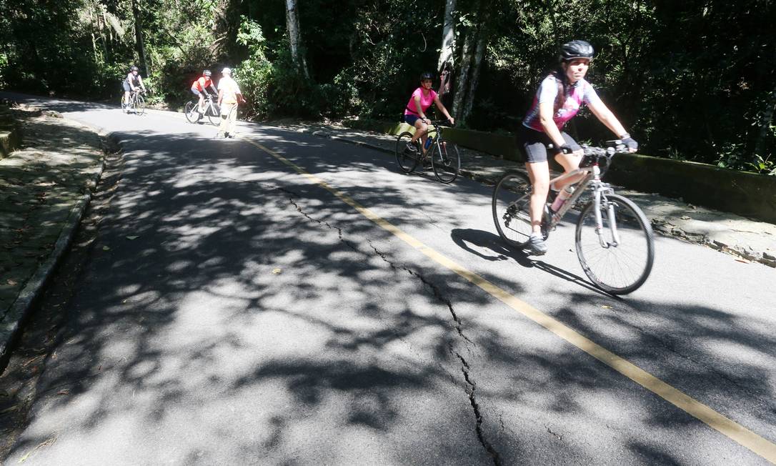 Rachaduras em estrada que leva à Vista Chinesa assusta ciclistas Foto: Fabiano Rocha / Agência O Globo