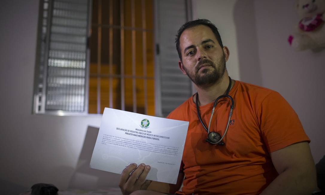 Impedido de trabalhar como médico, o cubano Karel Sánchez Fuentes busca emprego sem sucesso Foto: Edilson Dantas / Agência O Globo