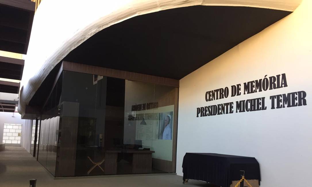 Cordão impede a entrada de visitantes no Centro de memórias do ex-presidente Michel Temer, na faculdade de Direito de Itu (SP) Foto: João Paulo Saconi / Agência O Globo