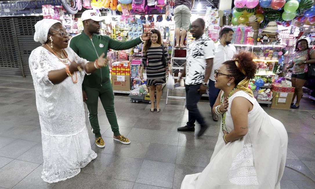 Babi Cruz (àdireita), mulher do sambista Arlindo Cruz, cumprimenta a princesa nigeriana Toyin Kolade Foto: Marcelo Theobald / Agência O Globo