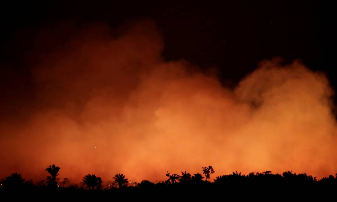 Fumaça sobe durante incêndio em uma área da floresta amazônica perto do município de Humaita, Amazonas, em 17 de agosto de 2019. Foto: Ueslei Marcelino / Reuters
