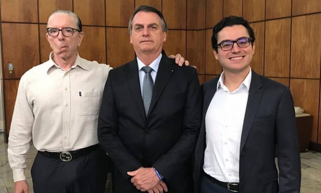 Presidente Jair Bolsonaro posa ao lado dos médicos. Chefe do Planalto passará por nova cirurgia Foto: Reprodução/Twitter