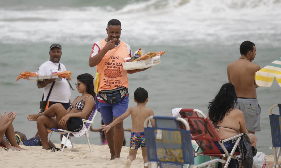 
Ambulante vende espetinhos de camarão em Ipanema: atividade é considerada ilegal pelo código
Foto:
Gabriel de Paiva
/
Agência O Globo

