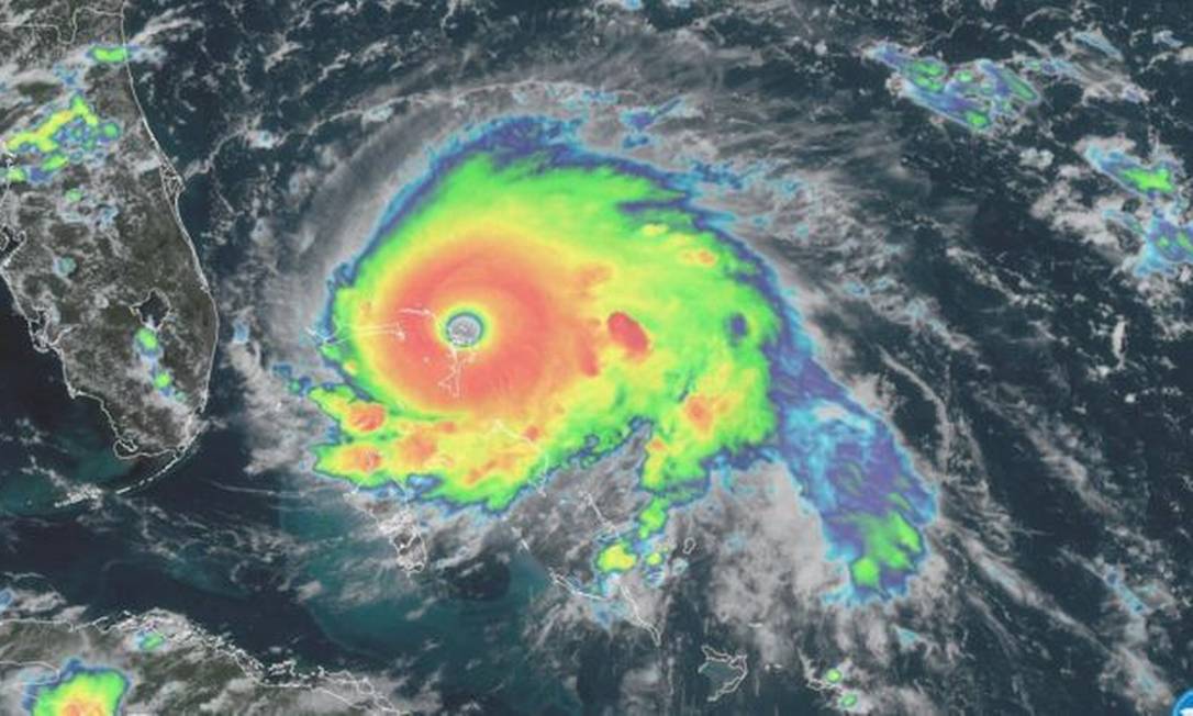 Imagem do furacão Dorian mostra um 'olho' bem definido, um sinal de sua intensidade Foto: NOAA