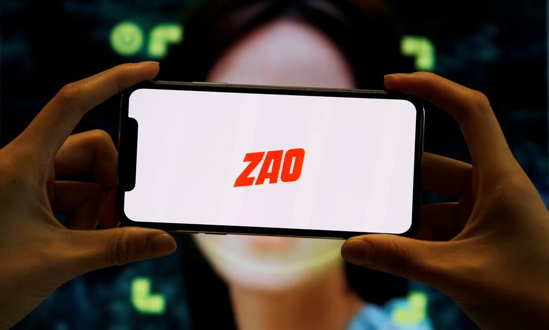 Em poucos dias, o ZAO se tornou o aplicativo mais popular da App Store na China Foto: FLORENCE LO / REUTERS