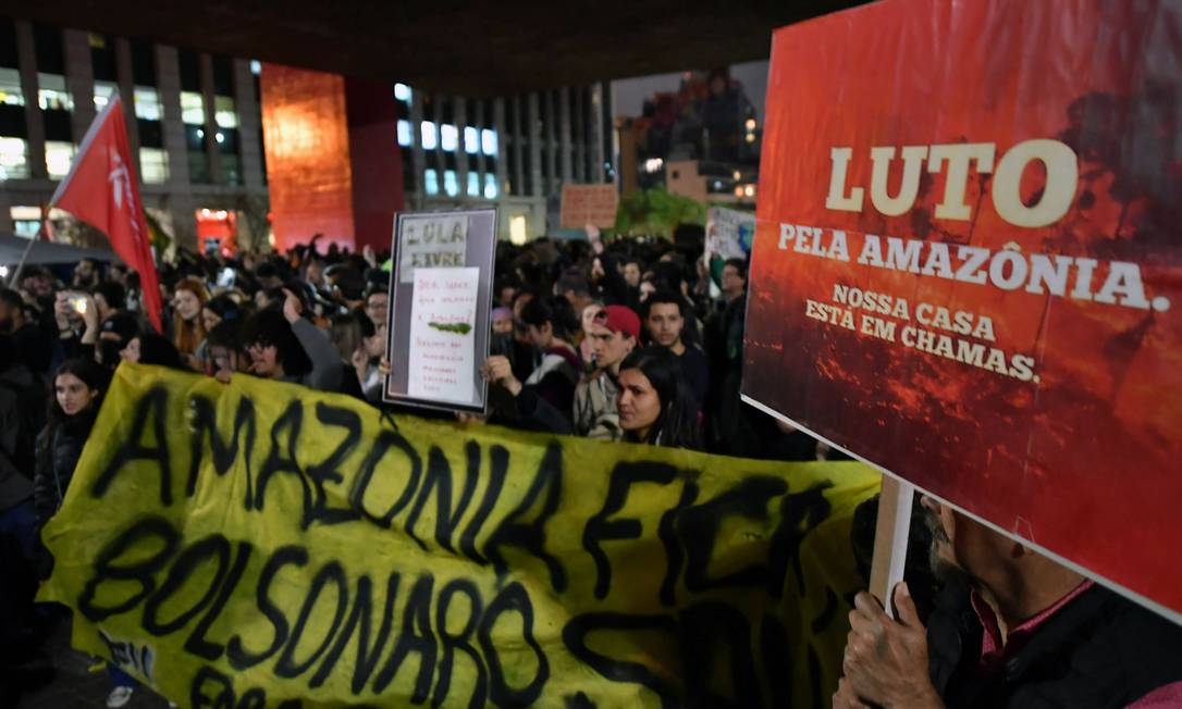 Manifestação, em São Paulo, contra queimadas e desmatamento na Amazônia, que motivaram protestos em diversos países do mundo Foto: NELSON ALMEIDA / AFP / 23/08/2019