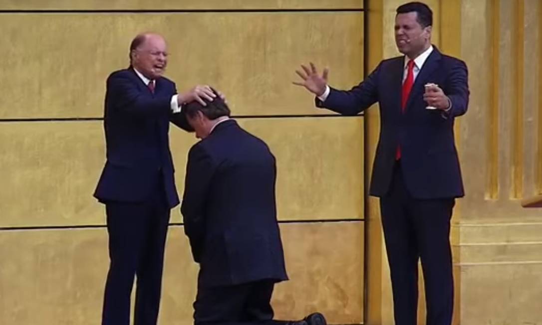Bolsonaro recebe a benção do bispo Edir Macedo durante visita visita ao Templo de Salomão, em São Paulo Foto: Terceiro / Reprodução de vídeo