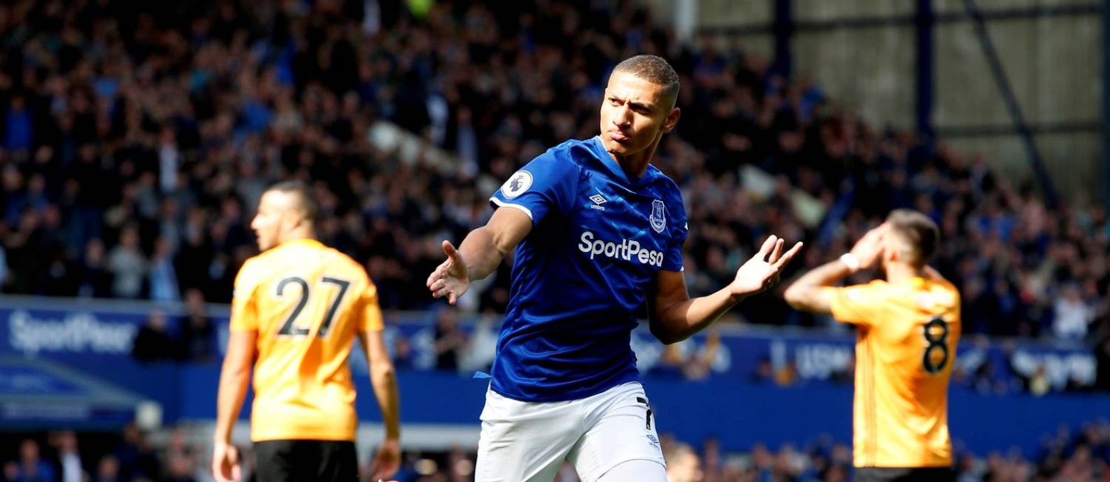 Richarlison comemora seu primeiro gol na vitória do Everton sobre o Wolverhampton Foto: Andrew Yates / REUTERS
