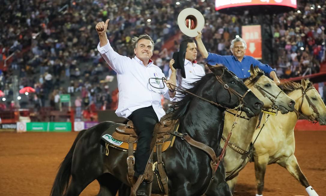 Bolsonaro monta a cavalo na 64ª Festa de Peão Boiadeiro de Barretos, no interior paulista. O presidente assinou decreto que estabelece padrões de bem-estar para animais utilizados em festas de rodeio Foto: Marcos Corrêa / PR / 17/08/2019