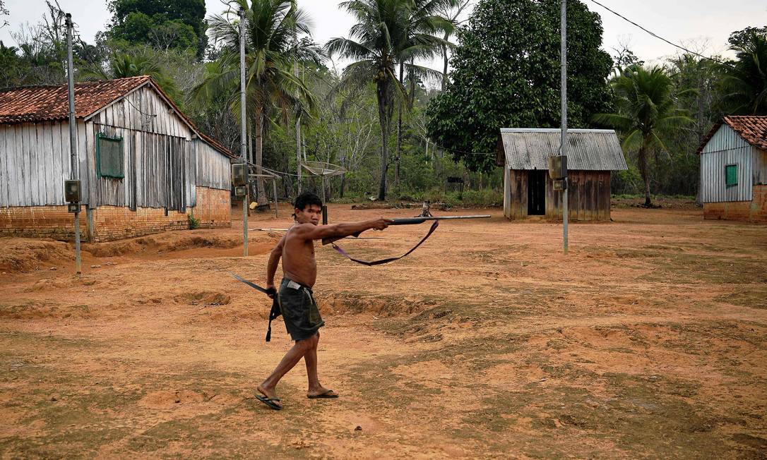 A member of Uru Eu Wau Wau tribe holds up a rifle in the tribe's reserve in the Amazon, south of Porto Velho, Brazil, on August 29, 2019. - The tribe has vowed to fight to the death against land invasions. (Photo by CARL DE SOUZA / AFP) Foto: CARL DE SOUZA / AFP