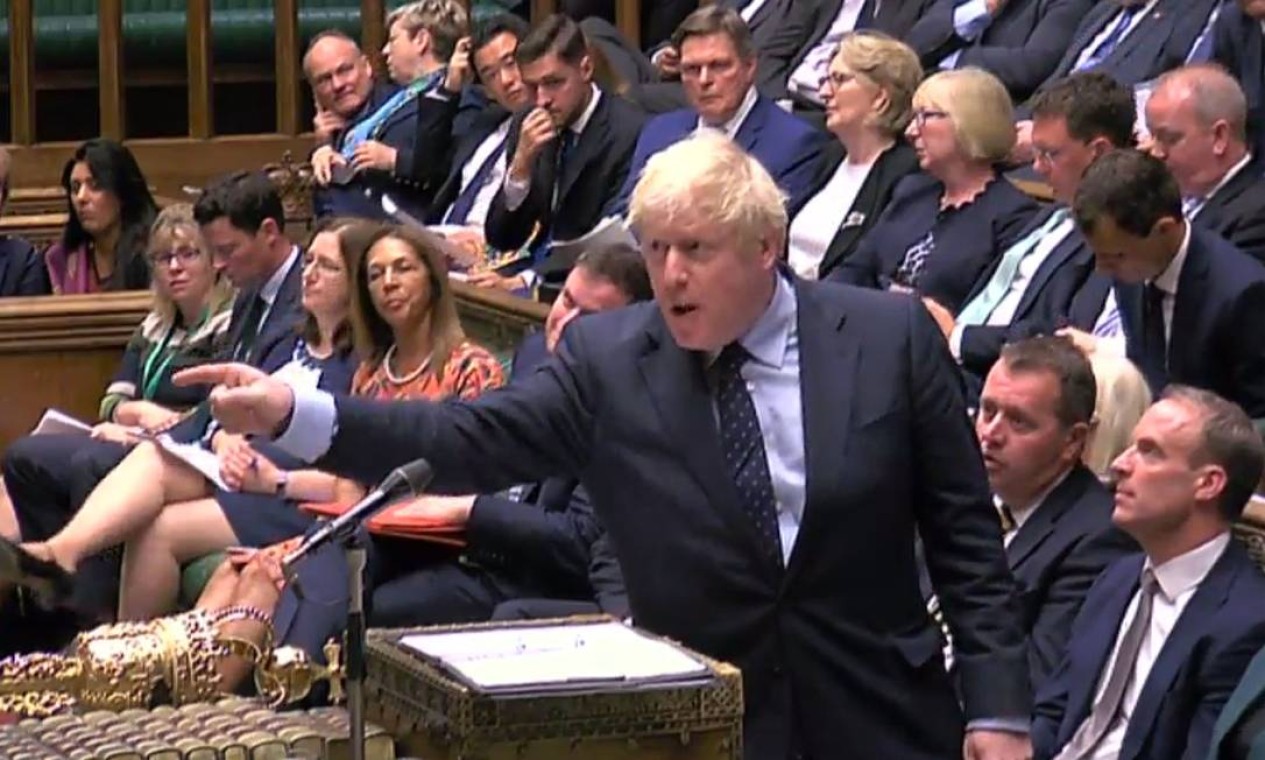 O primeiro-ministro Boris Johnson discursa no parlamento inglês. Projeto de lei para impedir a saída do país da União Europeia sem acordo de transição foi aprovado; 21 deputados conservadores que votaram com a oposição são expulsos do partido Foto: - / AFP