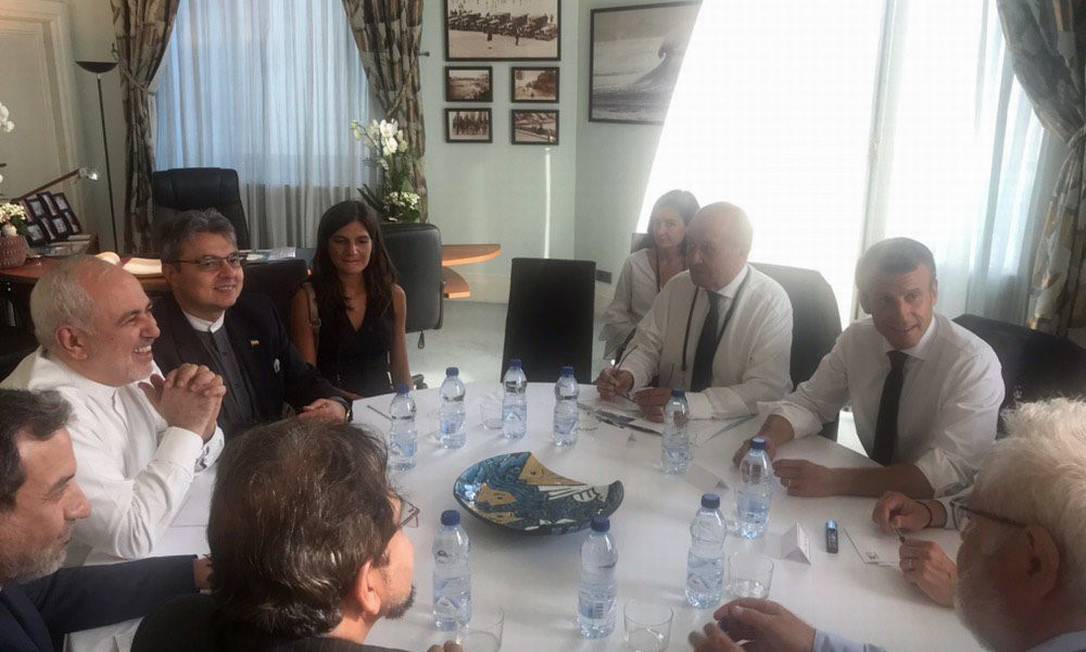 Chanceler iraniano Mohammad Javad Zarif (esquerda) durante reunião com o presidente francês Emmanuel Macron (2º à direita), em Biarritz, no mês passado. Irã cobra dos parceiros europeus ações para minimizar os efeitos das sanções dos EUA Foto: - / AFP