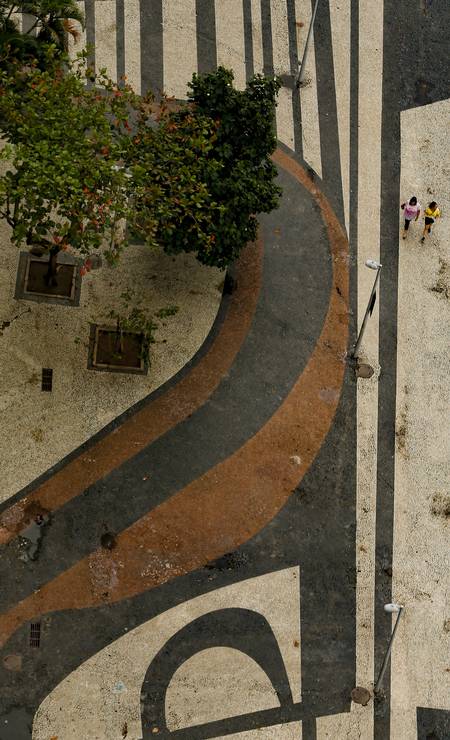 De outro ângulo, as curvas que integram o projeto paisagístico elaborado para o Calçadão de Copacabana Foto: Roberto Moreyra / Agência O Globo - 02/09/2019