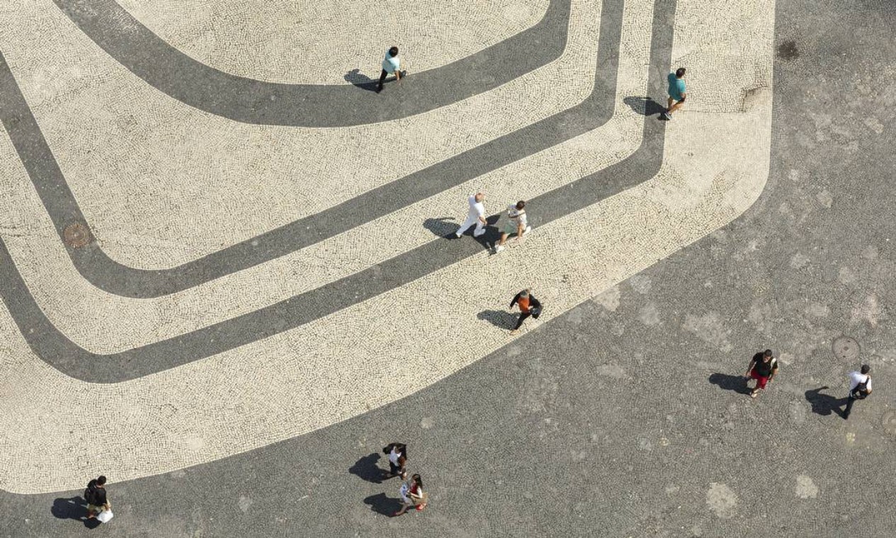 As belas curvas do Largo da Carioca, no Centro do Rio, cujo projeto de paisagismo também foi idealizado pelo artista plástico e hoje sofre com a ocupação desordenada Foto: Leo Martins / Agência O Globo - 03/09/2019