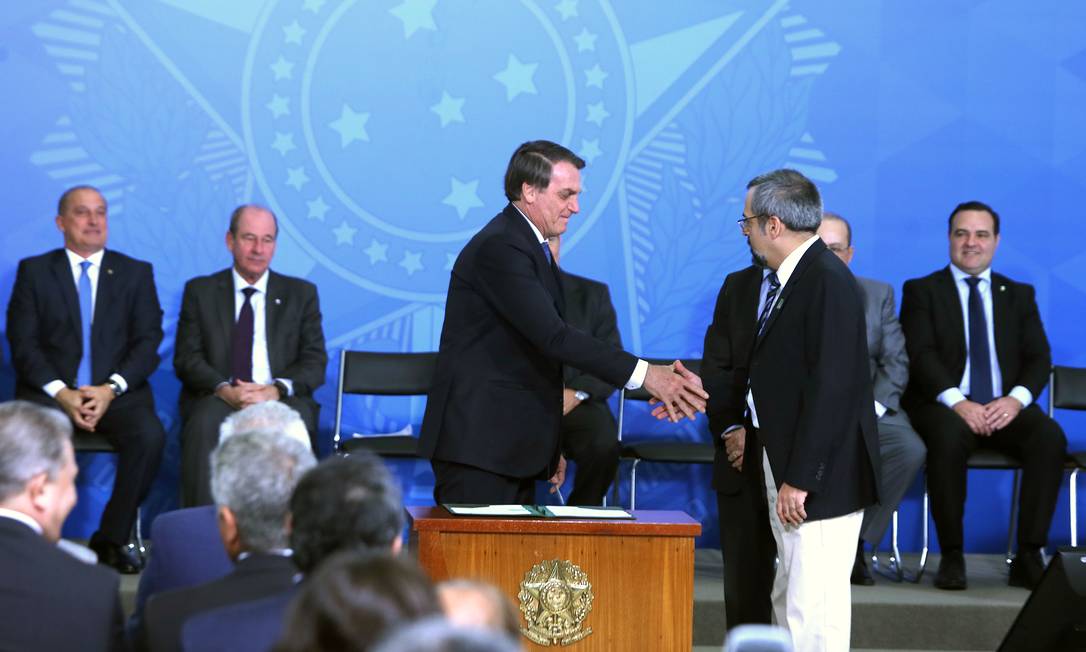 O presidente Jair Bolsonaro cumprimenta o ministro da Educação, Abraham Weintraub, em solenidade. Foto: Jorge William / Agência O Globo