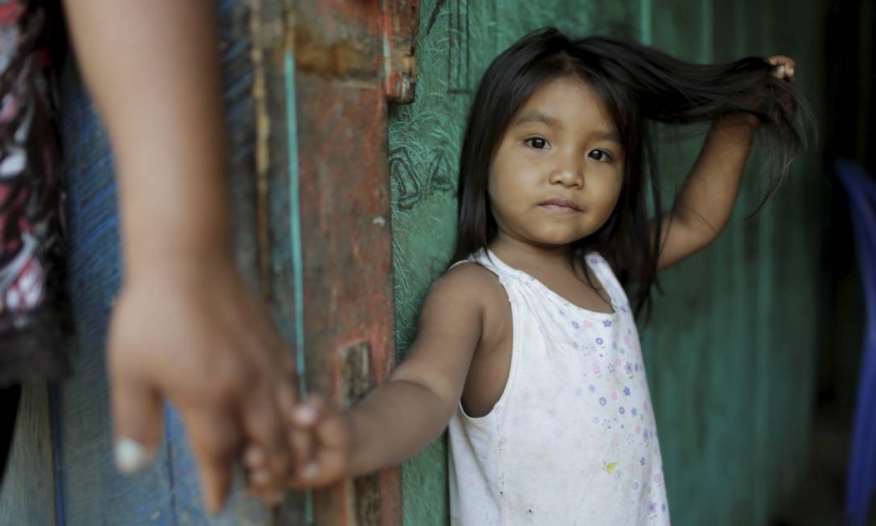 Menininha indígena na comunidade boliviana Mercedes Foto: Domingos Peixoto / Agência O Globo