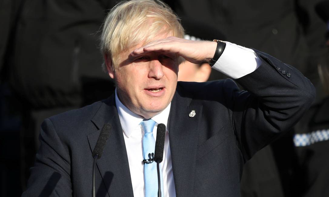 
O premier britânico Boris Johnson protege os olhos da claridade durante discurso em visita a West Yorkshire nesta quinta: perspectiva de um Brexit a todo custo cada vez mais improvável
Foto:
Danny Lawson/REUTERS
