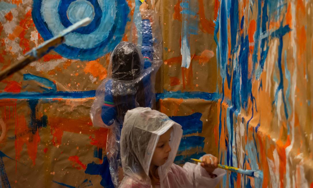 Ateliê embrulhado. Numa sala forrada com papel pardo, crianças e adultos exercem a criatividade Foto: Divulgação/Pedro Leal