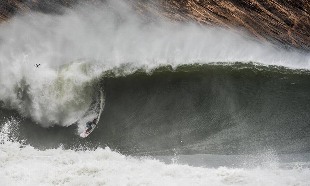 O surfista Rodrigo Koxa desce uma onda na bateria classificatória Foto: Divulgação/Andre Cyriaco
