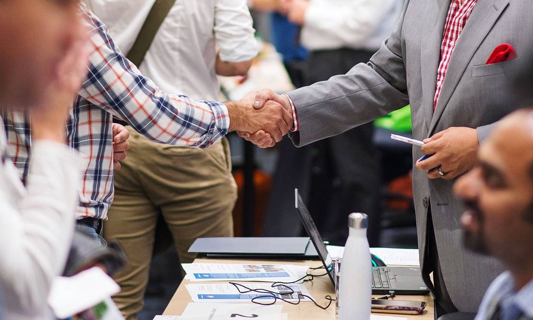 September 26, 2018 - Vancouver, Canada - Participants speak with job vendors at the Vancouver Job Fair 2018 presented by Work BC Centres and YWCA Metro Vancouver. (Credit Image: James MacDonald) Foto: James MacDonald / Bloomberg