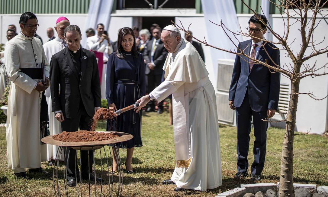Papa Francisco prepara terra para plantar uma árvore em Madagascar Foto: MARCO LONGARI / AFP