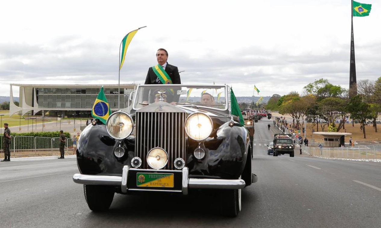 O presidente Jair Bolsonaro no Rolls Royce da Presidência da República durante o primeiro desfile de 7 de setembro do mandato dele Foto: Isac Nóbrega / PR