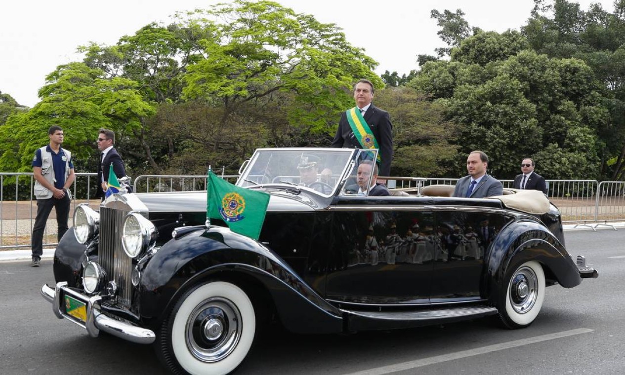Bolsonaro e o filho Carlos no Rolls Royce da Presidência da República durante o 7 de Setembro: os dois já tinham desfilado juntos na posse presidencial Foto: Isac Nóbrega / PR