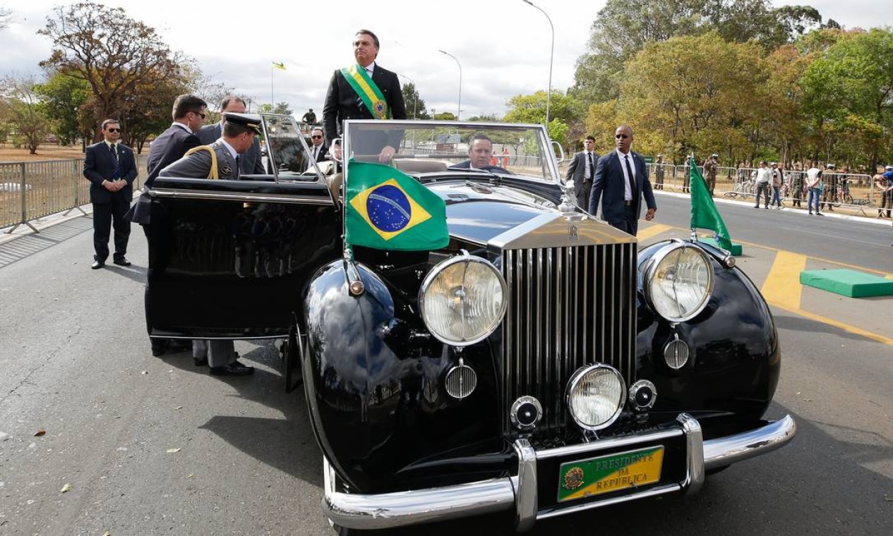 Bolsonaro abriu o desfile e depois se dirigiu ao palanque de honra, onde estão a primeira-dama Michelle Bolsonaro Foto: Isac Nóbrega / PR
