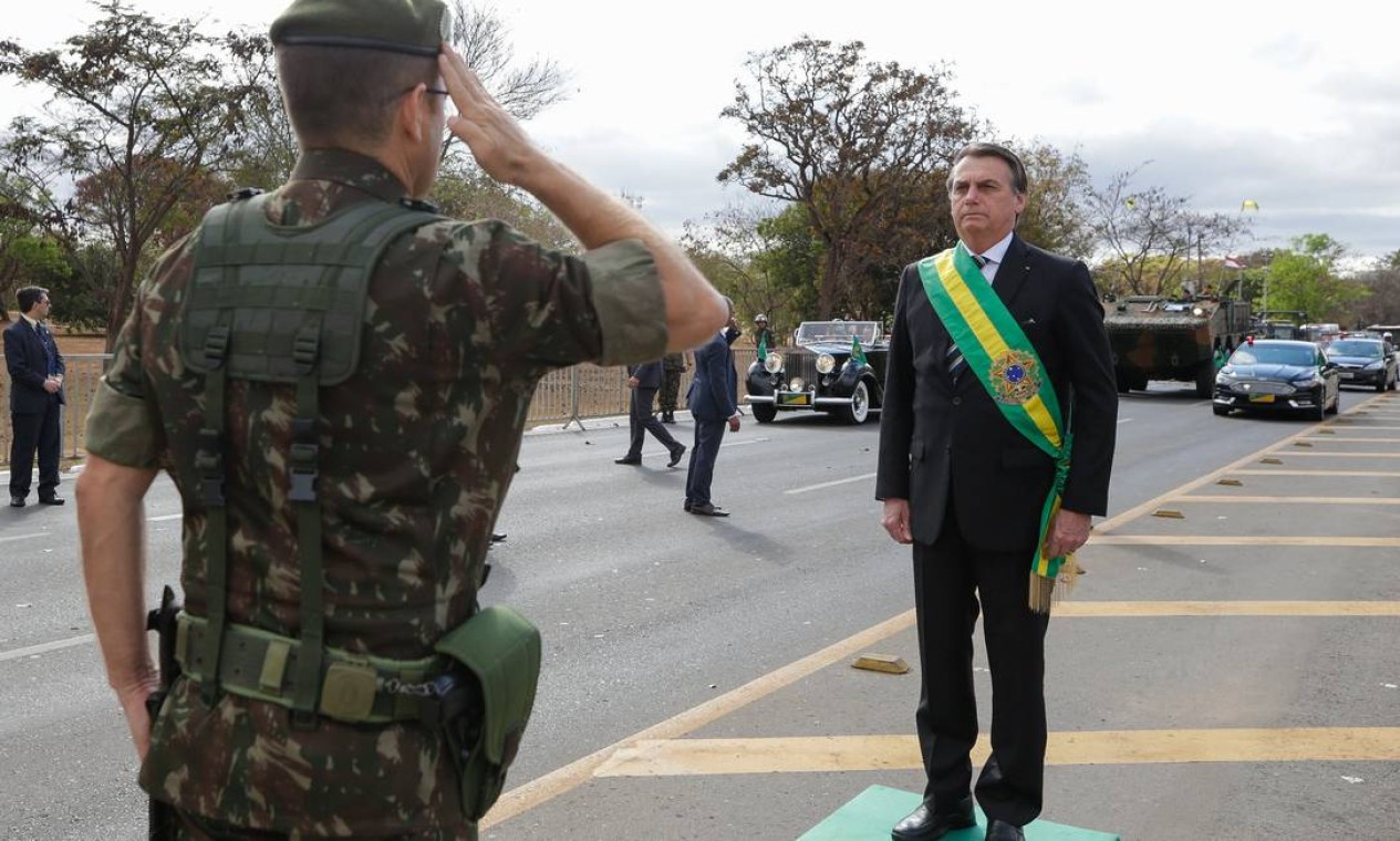 Soldado do Exército presta continência ao presidente Jair Bolsonaro na abertura do desfile de 7 de Setembro Foto: Isac Nóbrega / PR