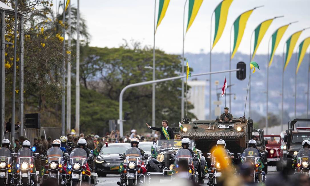 Cercado por batedores, o presidente Jair Bolsonaro acena para o público do desfile de 7 de Setembro Foto: Daniel Marenco / Agência O Globo