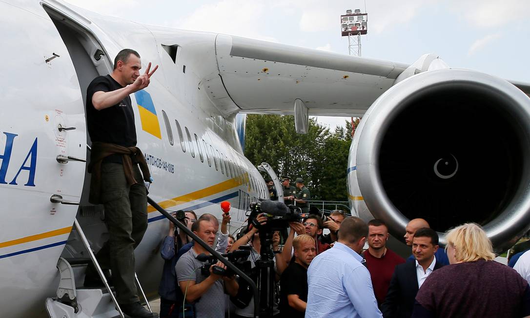 O cineasta ucraniano Oleg Sentsov chega em Kiev depois de uma troca de prisioneiros entre Rússia e Ucrânia Foto: Gleb Garanich / REUTERS