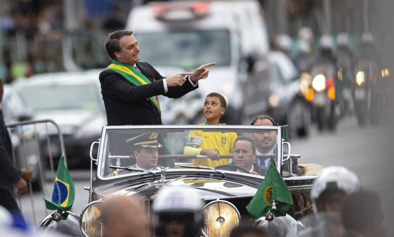 Ao desfilar em carro aberto, Presidente Jair Bolsonaro aponta para o público de Brasília que prestigia desfile de 7 de setembro Foto: Daniel Marenco / Agência O Globo