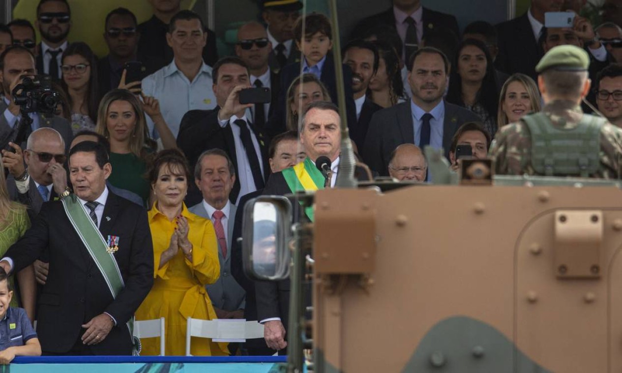 Bolsonaro assistiu o desfile na tribuna presidencial, acompanhado da primeira-dama Michelle Bolsonaro, dos filhos, ministros e convidados Foto: Daniel Marenco / Agência O Globo