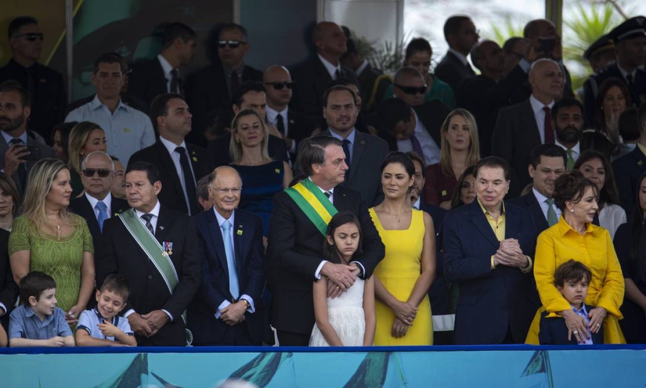 Bolsonaro abraça a filha Laura, de 8 anos, ao lado de Michelle; o bispo Edir Macedo (à esquerda) e o apresentador Silvio Santos (à direita) também estavam na tribuna Foto: Daniel Marenco / Agência O Globo