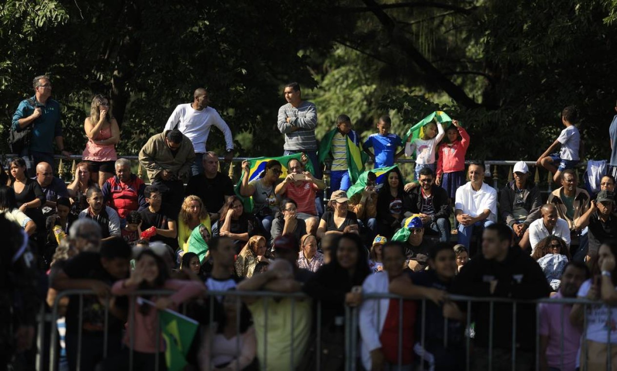 Público assiste o desfile de Sete de Setembro da arquibancada Foto: Brenno Carvalho / Agência O Globo